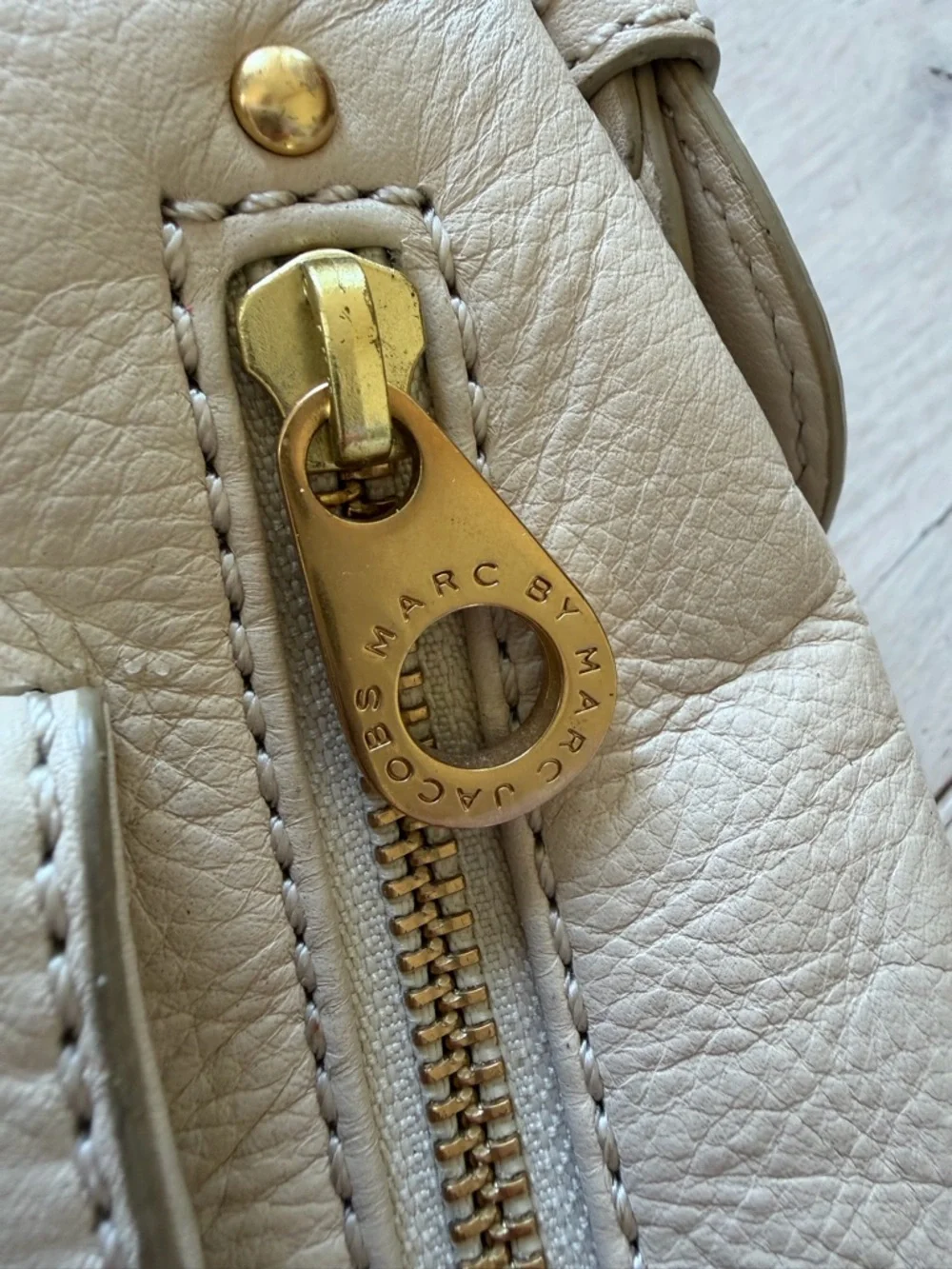Marc Jacobs Cream Leather Shoulder Bag with Gold Hardware - Picture 6 of 11